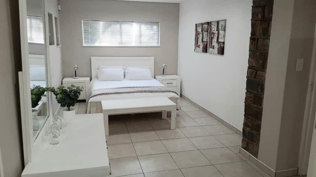 Feather Self Catering Accommodation Виндхук Экстерьер фото